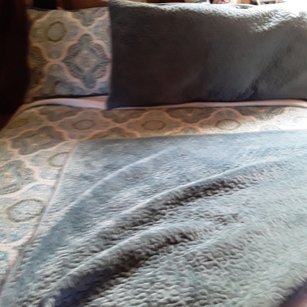 King size reversible quilt  and shams
